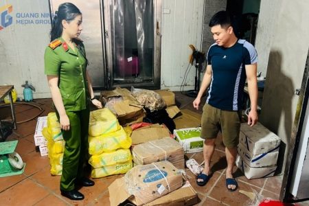 Liên tiếp phát hiện gần 1.600 kg chân gà, xúc xích, thịt lợn, bò không rõ nguồn gốc