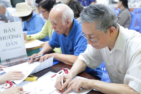 Quảng Bình thúc đẩy thanh toán trợ cấp không dùng tiền mặt cho người có công