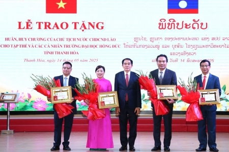 Trao tặng Huân, Huy chương của Chủ tịch nước CHDCND Lào cho tập thể, cá nhân Trường Đại học Hồng Đức