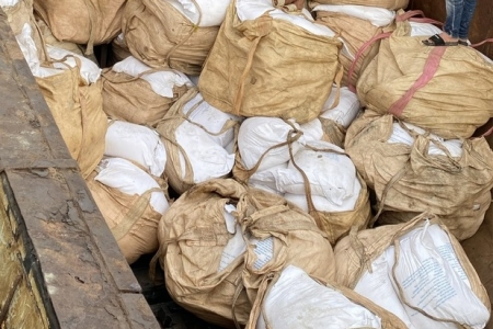 Tạm giữ 60 tấn đường cát không rõ nguồn gốc