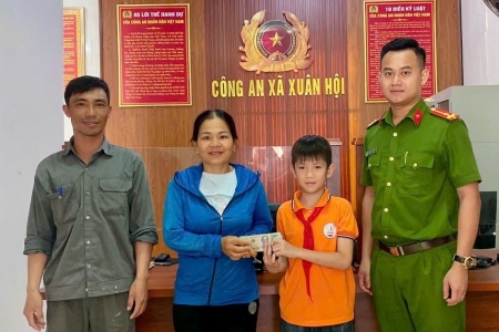 Nhặt được 61 triệu đồng, nam sinh lớp 5 nhờ công an trả lại cho người đánh rơi