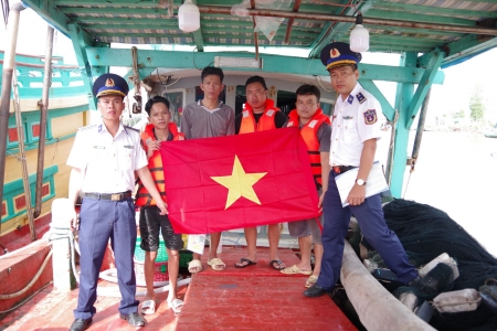 Hải đoàn 42 tuyên truyền, phổ biến, giáo dục pháp luật cho Nhân dân xã Khánh Hội, huyện U Minh