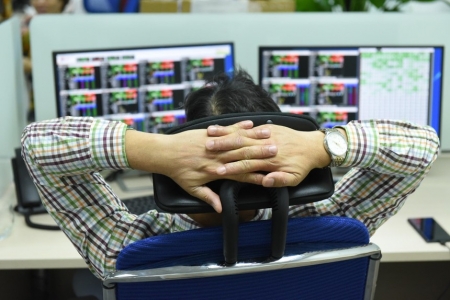 Chứng khoán phiên chiều 15/5: Dòng tiền đổ mạnh vào nhóm ngân hàng, VN-Index giữ vững đà tăng