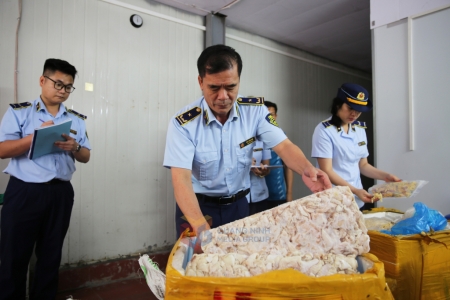 Phát hiện và tạm giữ hơn 2 tấn thực phẩm không rõ nguồn gốc tại thành phố Cẩm Phả