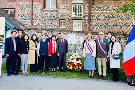 Dâng hoa tưởng niệm Chủ tịch Hồ Chí Minh tại Sainte-Adresse, Pháp