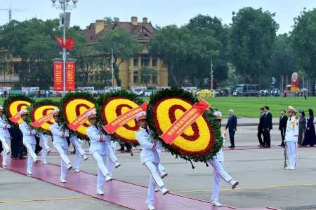 Sáng nay lãnh đạo Đảng, Nhà nước vào Lăng viếng Chủ tịch Hồ Chí Minh
