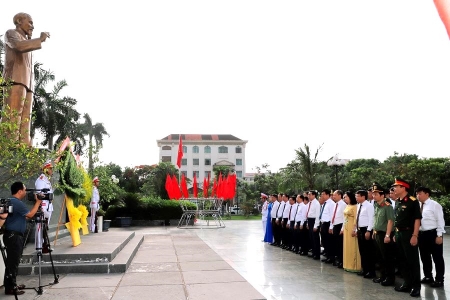Lãnh đạo Hà Tĩnh dâng hương, hoa tưởng niệm Ngày sinh Chủ tịch Hồ Chí Minh