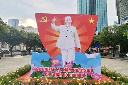 TP. HCM: Rực rỡ cờ hoa kỷ niệm 135 năm Ngày sinh Chủ tịch Hồ Chí Minh