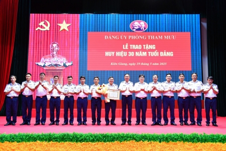 Trao tặng Huy hiệu 30 năm tuổi Đảng cho Phó Tư lệnh - Tham mưu trưởng BTL Vùng Cảnh sát Biển 4