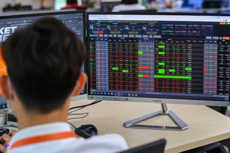 VN-Index hôm nay: Nhà đầu tư lưu ý giao dịch của cổ phiếu đầu tư công, bất động sản, ngân hàng