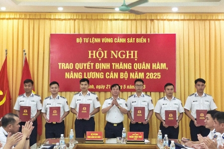 Bộ Tư lệnh Vùng Cảnh sát biển 1 trao quyết định thăng quân hàm, nâng lương cán bộ năm 2025