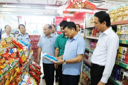 Kiên quyết đấu tranh chống buôn lậu, gian lận thương mại và hàng giả, bảo vệ quyền lợi người tiêu dùng