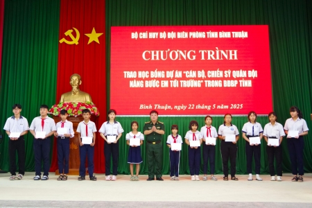 BĐBP Bình Thuận trao học bổng trị giá gần 100 triệu đồng cho 13 học sinh vùng biên giới biển