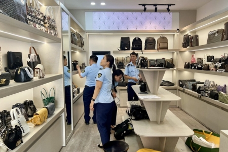 Nhiều cửa hàng thời trang kinh doanh hàng giả tại các tuyến phố du lịch ở Đà Nẵng