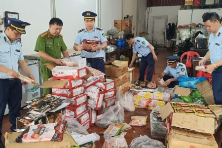 Phát hiện, thu giữ hơn 1,2 tấn thực phẩm không rõ nguồn gốc xuất xứ