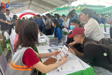 Quảng Ninh: Gần 1.000 học sinh, sinh viên và người lao động tham gia Ngày hội việc làm năm 2025