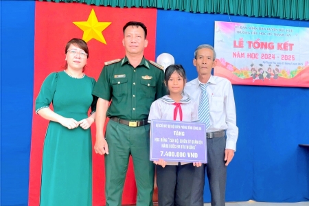 Trao học bổng cho học sinh trong dự án “Cán bộ, chiến sĩ Quân đội nâng bước em tới trường”