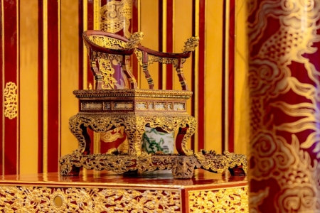 Huế- Ngai Vua Triều Nguyễn ở Điện Thái Hòa bị xâm hại