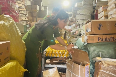 Phát hiện 350kg thịt lợn và bạch tuộc không rõ nguồn gốc tại một cơ sở kinh doanh