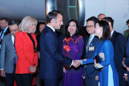 Tổng thống Pháp Emmanuel Macron và Phu nhân đến Hà Nội, bắt đầu thăm cấp Nhà nước tới Việt Nam