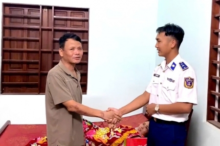 Hành động nghĩa hiệp cứu người giữa đêm mưa của Thượng úy Cảnh sát biển