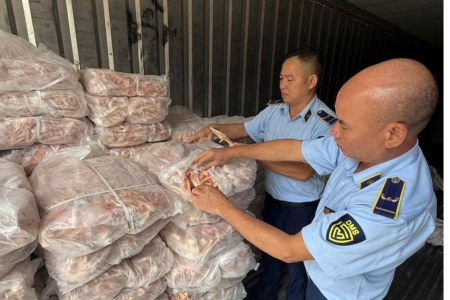 Thu giữ trên 1,5 tấn chân gà đông lạnh, không rõ xuất xứ tại TP. Lào Cai