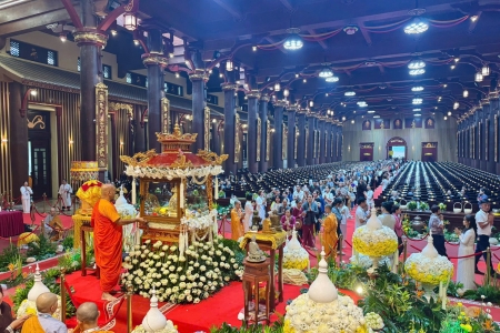 Trên 800.000 lượt người đến chiêm bái xá lợi Đức Phật tại Yên Tử