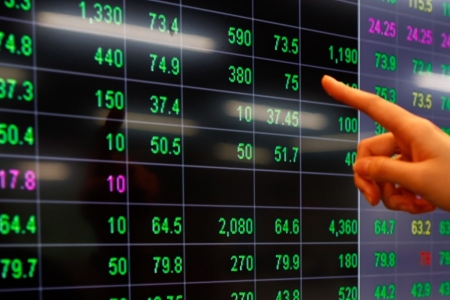 VN-Index hôm nay: Nhà đầu tư xem xét cổ phiếu nhóm ngân hàng, đầu tư công và bán lẻ