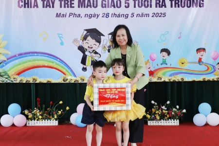 Phó Bí thư Thường trực Tỉnh ủy Lạng Sơn thăm, tặng quà Tết thiếu nhi tại thành phố Lạng Sơn