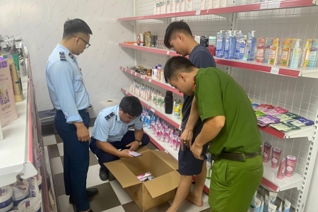 Phát hiện và xử phạt hộ kinh doanh buôn bán sữa rửa mặt không rõ nguồn gốc tại Nghệ An
