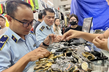 TP. Hồ Chí Minh: Thu giữ số lượng lớn hàng giả tại Saigon Square