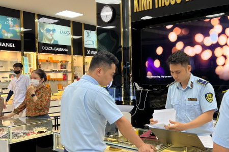 Thanh Hóa: Phát hiện hàng trăm kính mắt nghi giả mạo nhãn hiệu tại cửa hàng Ngọc Tân