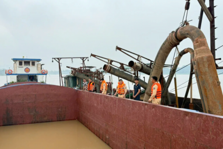 Hà Nội: Phát hiện hai tàu khai thác cát trái phép trên sông Hồng