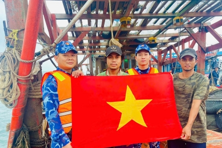 Hải đội 102 gieo niềm tin từ những lá cờ Tổ quốc giữa biển khơi