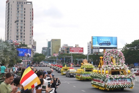 Đà Nẵng: Hàng nghìn phật tử và người dân trang nghiêm đón xá lợi Đức Phật từ Ấn Độ