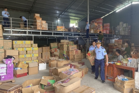 Cao Bằng: Phát hiện hơn 3,4 vạn sản phẩm thực phẩm nhập lậu, nhiều loại đã hư hỏng