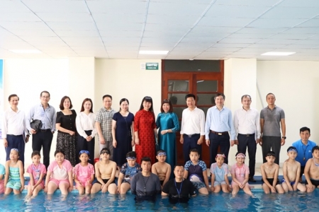 Phát động phong trào học bơi và khai mạc thí điểm Chương trình dạy bơi an toàn cho học sinh năm 2025