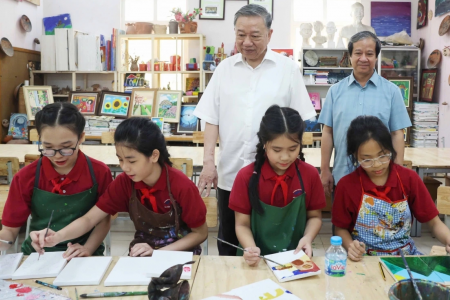 Tổng Bí thư Tô Lâm thăm và tặng quà trường Nguyễn Đình Chiểu và Xã Đàn