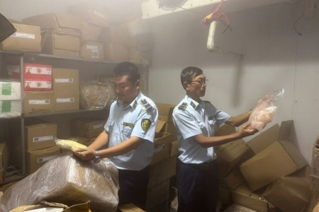 Đắk Lắk: Hơn 1 tạ chân gà, bò viên và thực phẩm không rõ nguồn gốc bị thu giữ