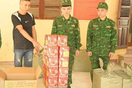 Bộ đội Biên phòng Lạng Sơn: Bắt giữ 8 đối tượng vận chuyển gần 400 kg pháo nổ nhập lậu