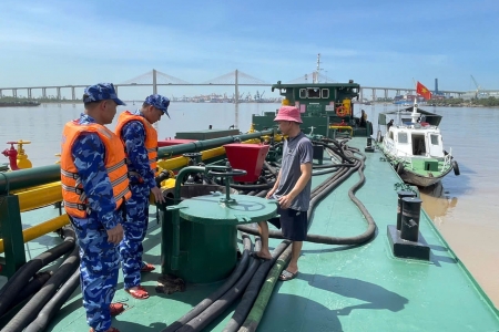Tạm giữ 10.000 lít dầu DO không rõ nguồn gốc tại khu vực biển giáp ranh Hải Phòng - Quảng Ninh