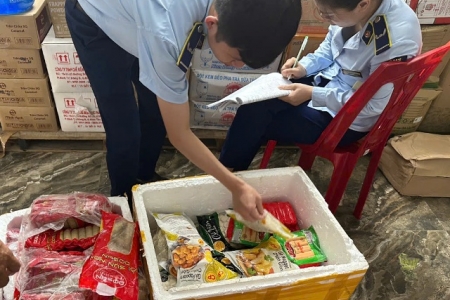 Quảng Bình: Phát hiện hộ kinh doanh bán thực phẩm quá hạn, nhập lậu