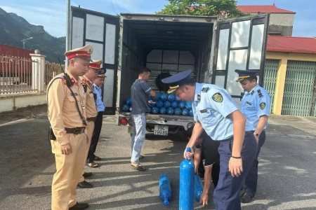 Tạm giữ 55 bình khí cười không rõ nguồn gốc ở Lạng Sơn