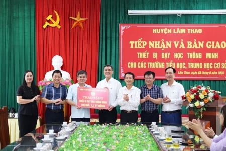 Supe Lâm Thao bàn giao thiết bị dạy học thông minh trị giá 1,3 tỷ đồng