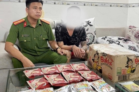Bắt giữ 3,1kg ketamine giấu trong kẹo chocolate tại Hà Nội