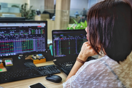 VN-Index hôm nay: Nhà đầu tư lưu ý áp lực chốt lời cổ phiếu ngắn hạn