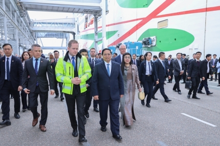 Thủ tướng thăm cảng biển hàng đầu vùng Baltic ở Estonia