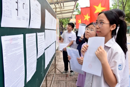 Gần 103.000 thí sinh Hà Nội bước vào môn thi đầu tiên vào lớp 10