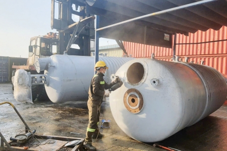 Chiêu trò tinh vi giấu thuốc lá lậu trong bồn thép rỗng để xuất ra nước ngoài