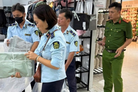 Kiên Giang: Thu giữ 350 áo thun có dấu hiệu giả mạo nhãn hiệu LASCOTE
